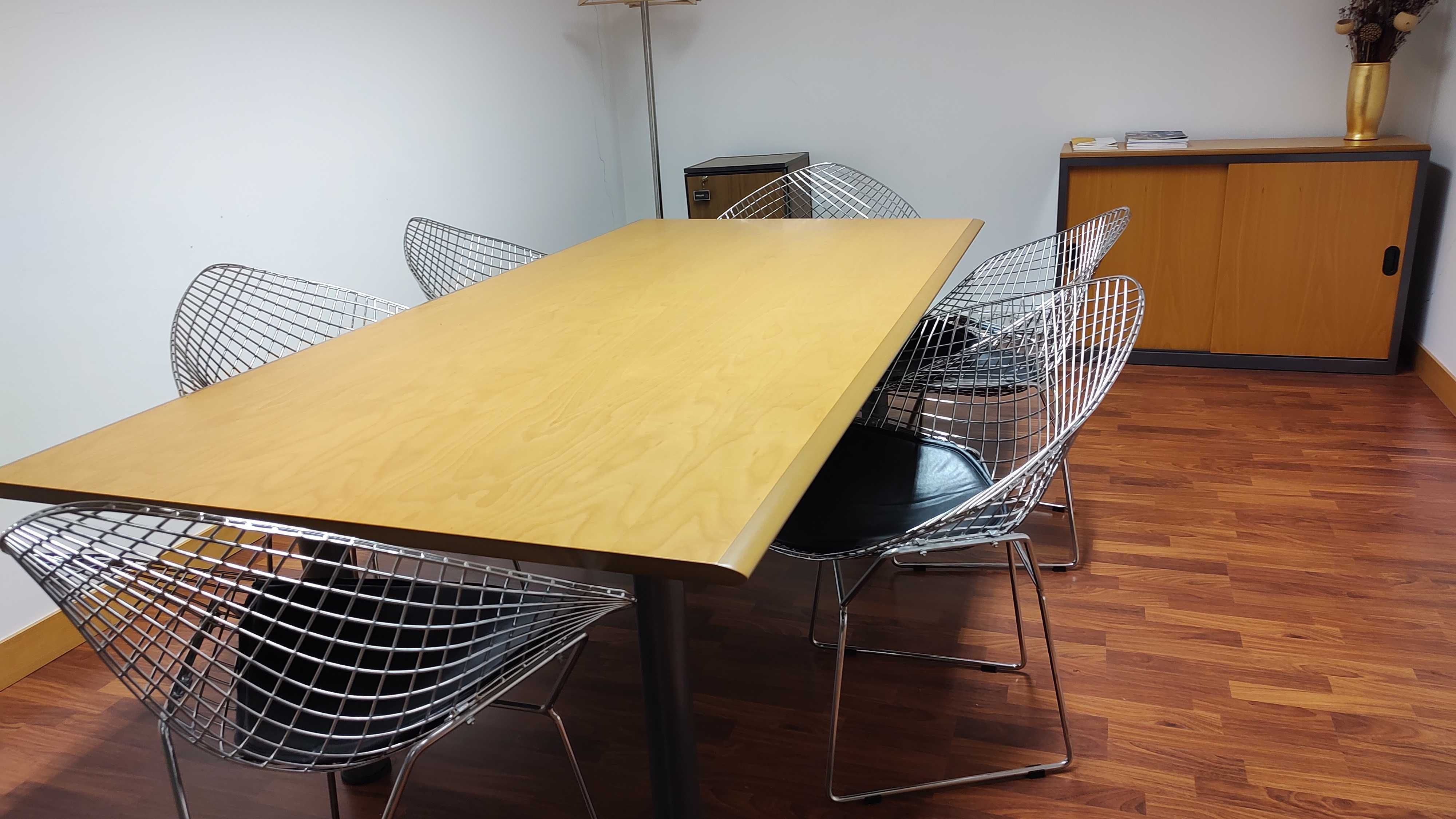 Mesa de reunião em faia maciça com estrutura metálica