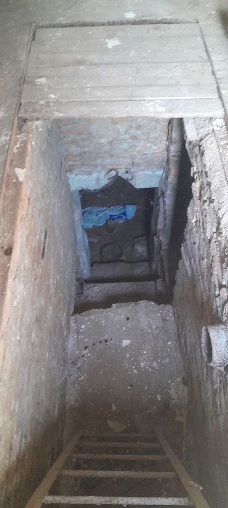 Гараж у місті Покров