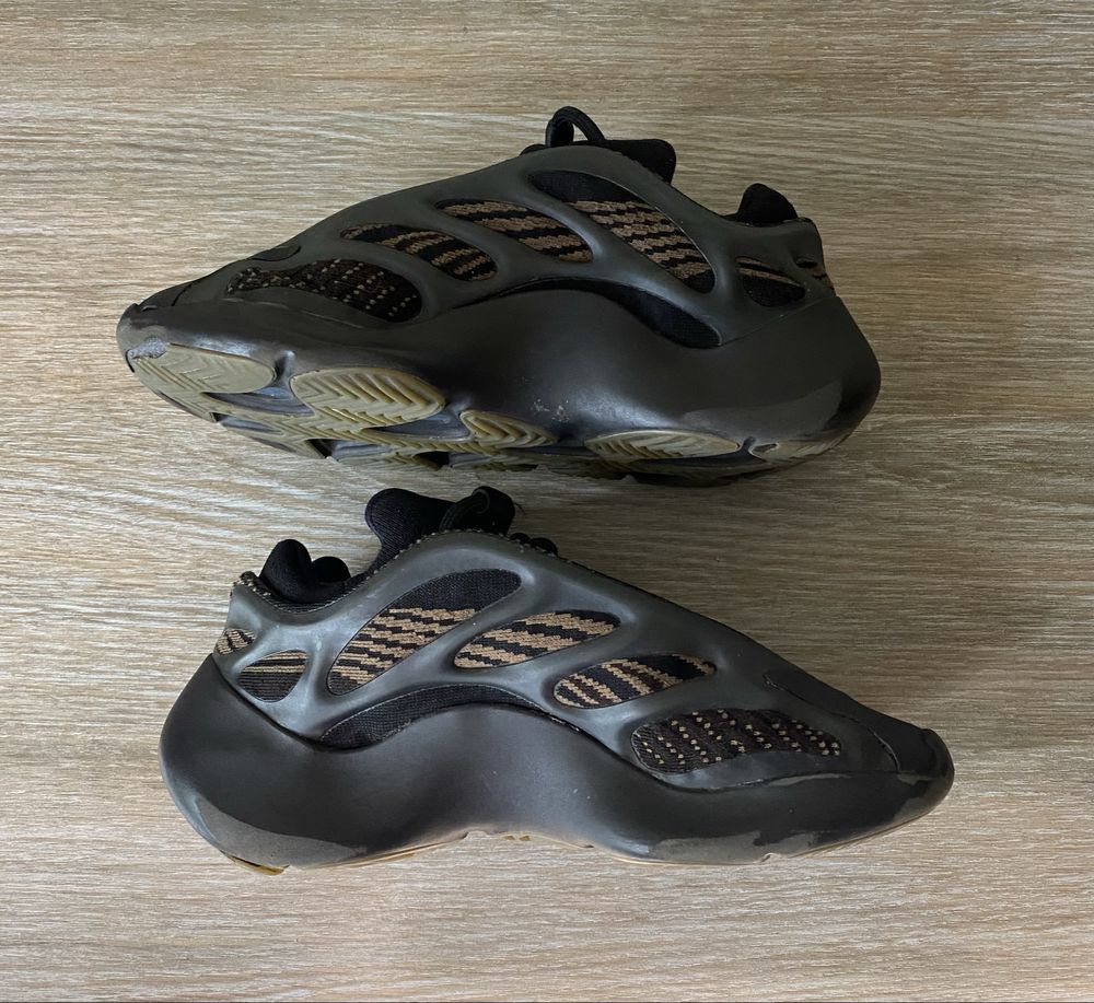 Кроссовки Adidas Yeezy 700 v3 black p 36 оригинал