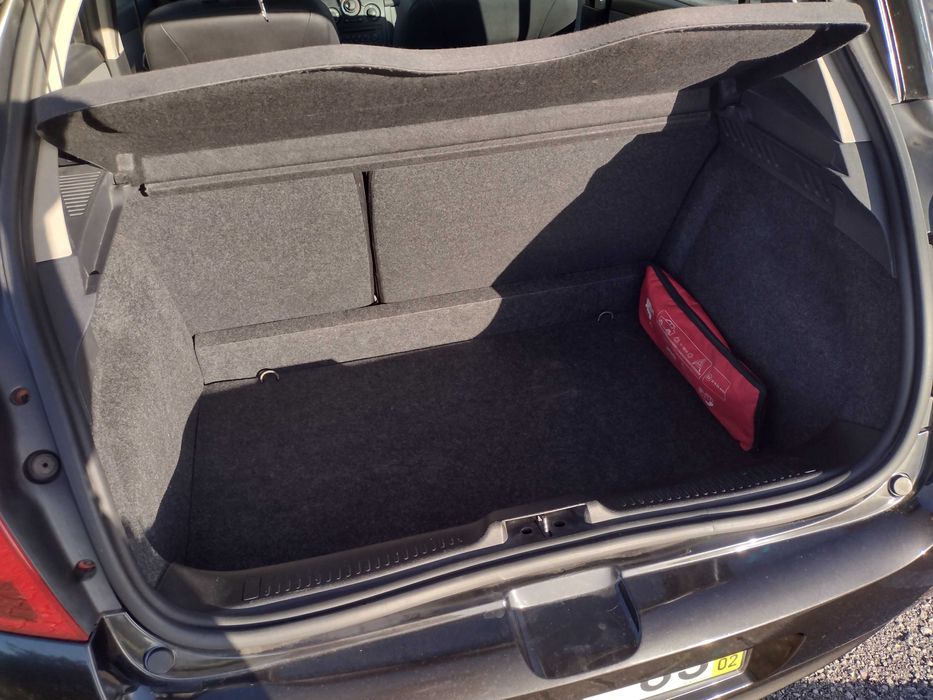 Renault Clio III Gasolina 1.2 - 5 portas - 2006