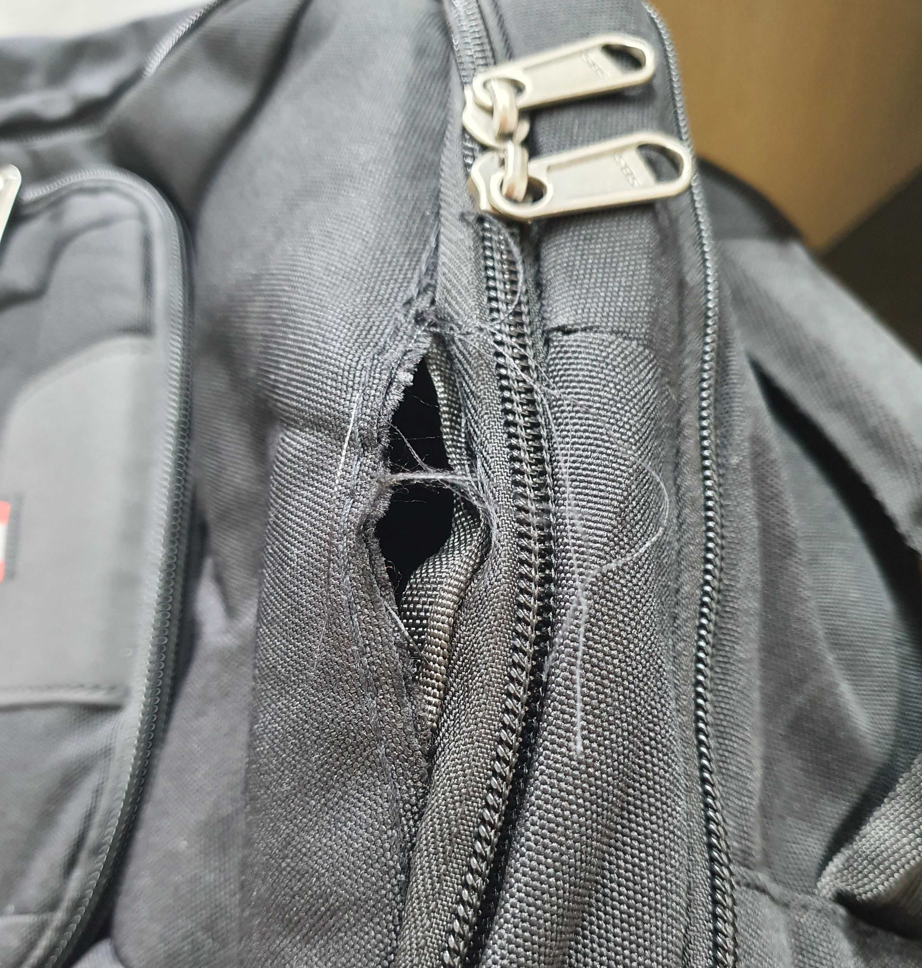 Plecak UNISEX z portem ładowania USB 17'' 25L czarny DEFEKT