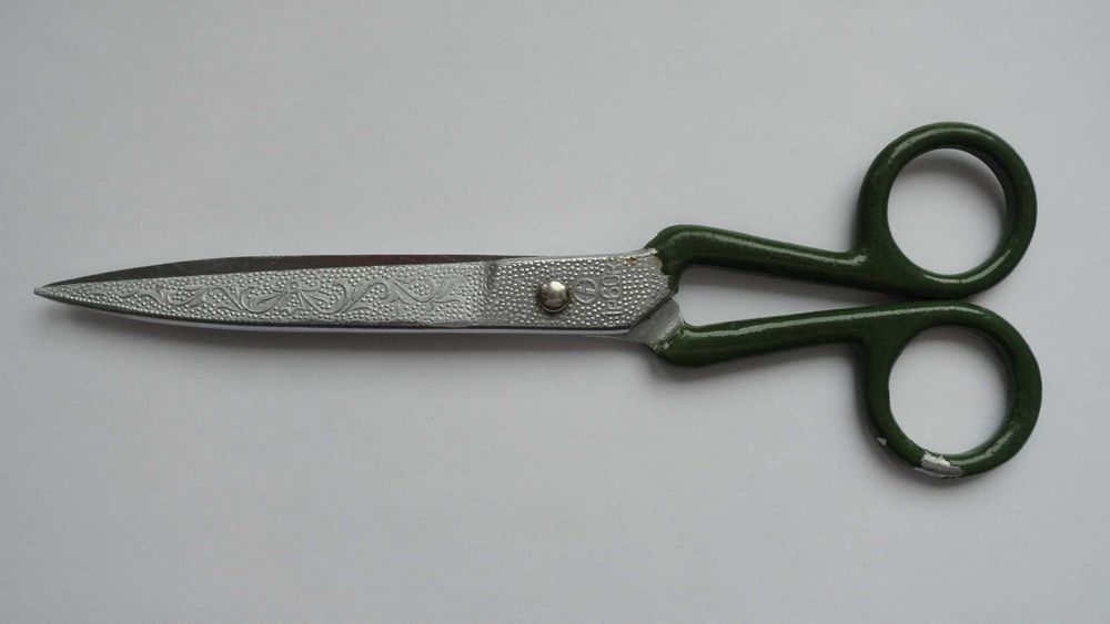 Nożyczki ukraińskie zdobione, długość 19 cm, ostre, używane.