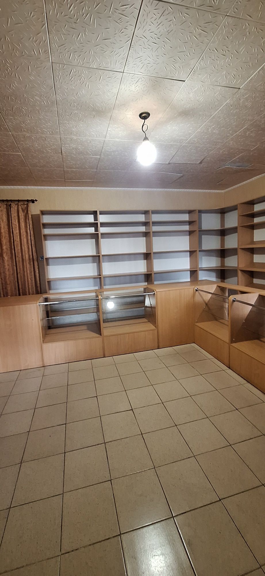 Торгові вітрини та стелажі
