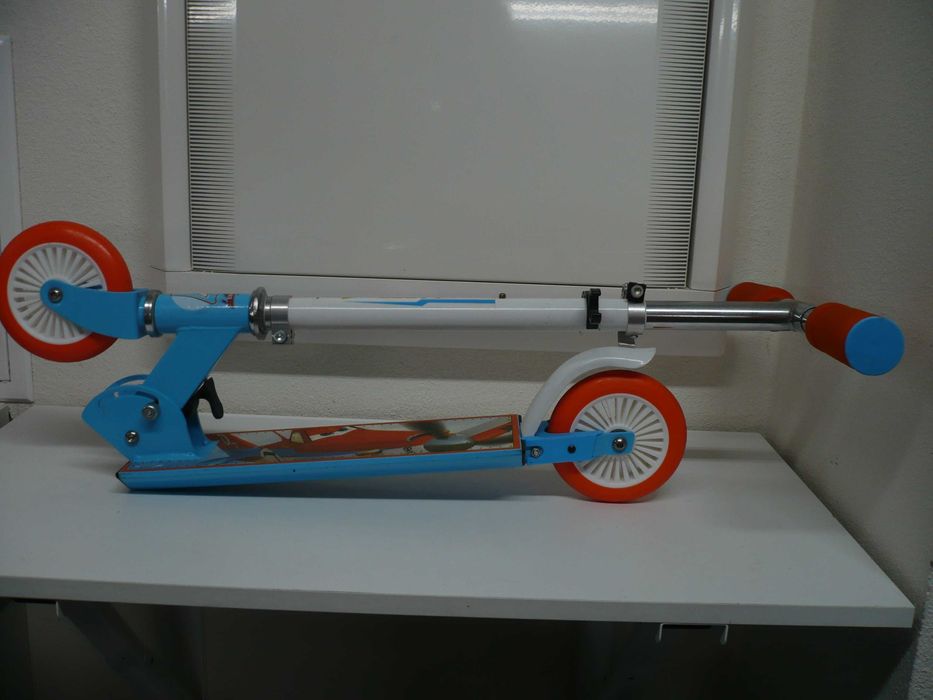 Trotinete ajustável e dobrável para criança, motivo "Aviões"