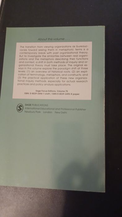 Livro "Organizational Theory and Inquiry" de Yvobna S. Licoln