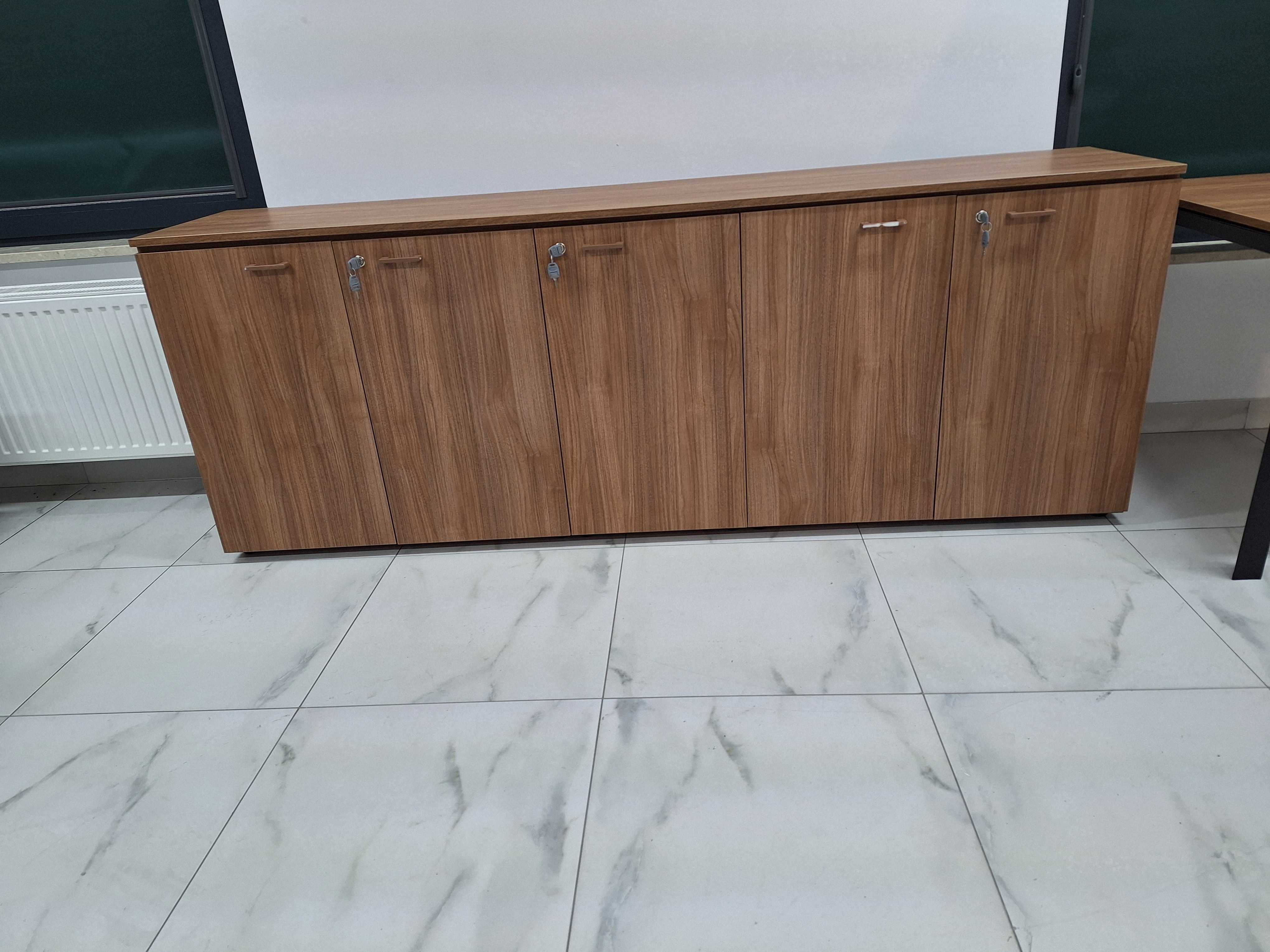 Szafa niska z drzwiami i zamkiem w kolorze orzech 225 x 46,3 x 81,5