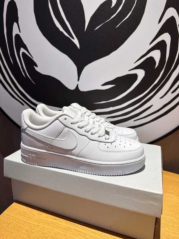 Nike Air Force 1 Low '07 White 37.5