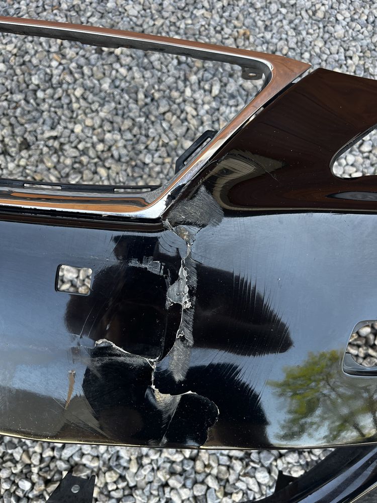 Zderzak przedni Lexus IS250 [2006], z ramka grilla, lekko uszkodzony.