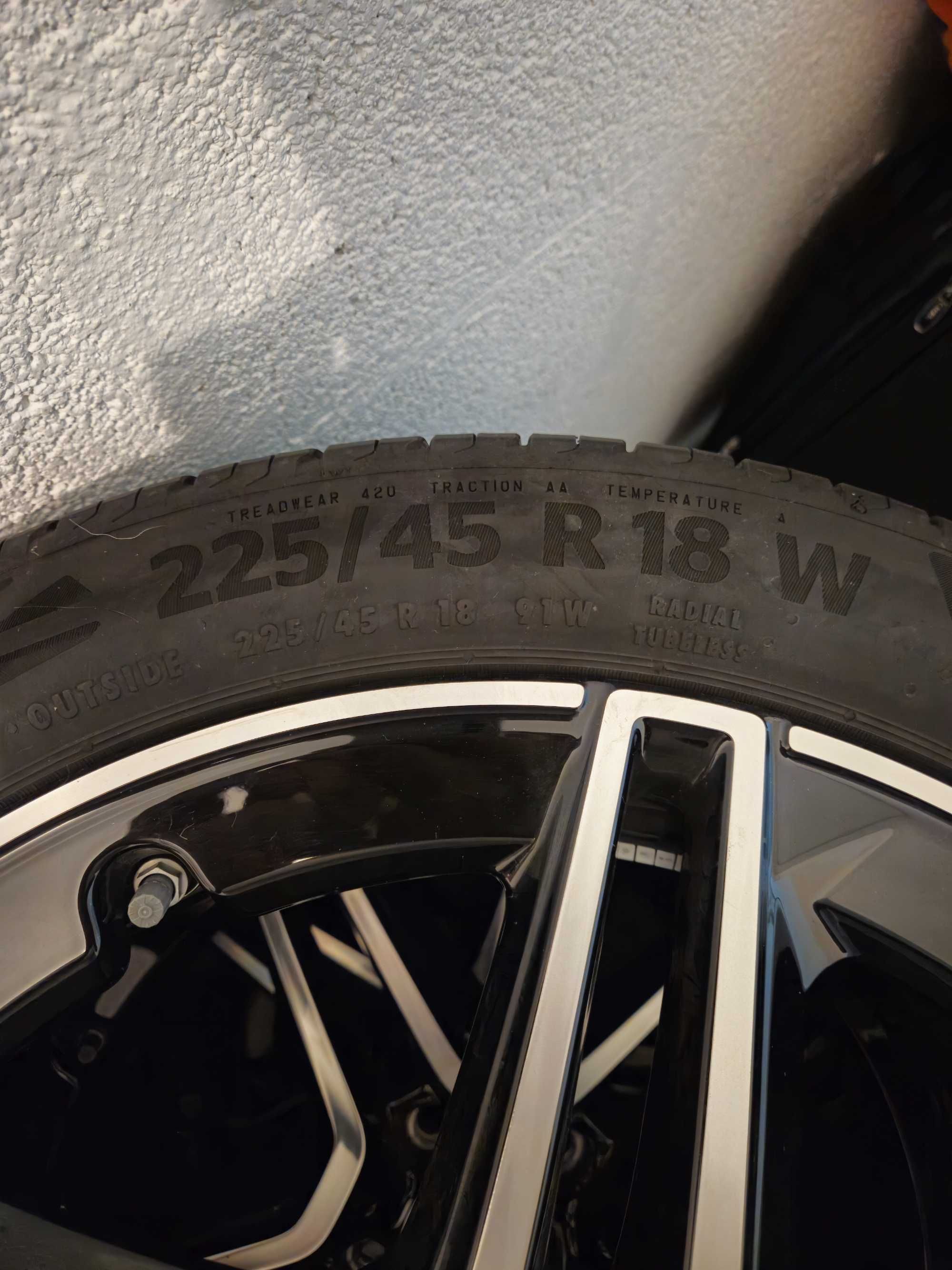 Jantes novas originais Mercedes AMG de 18 polegadas.