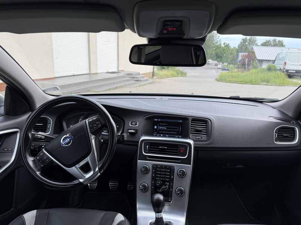Volvo v60 R-DESIGN