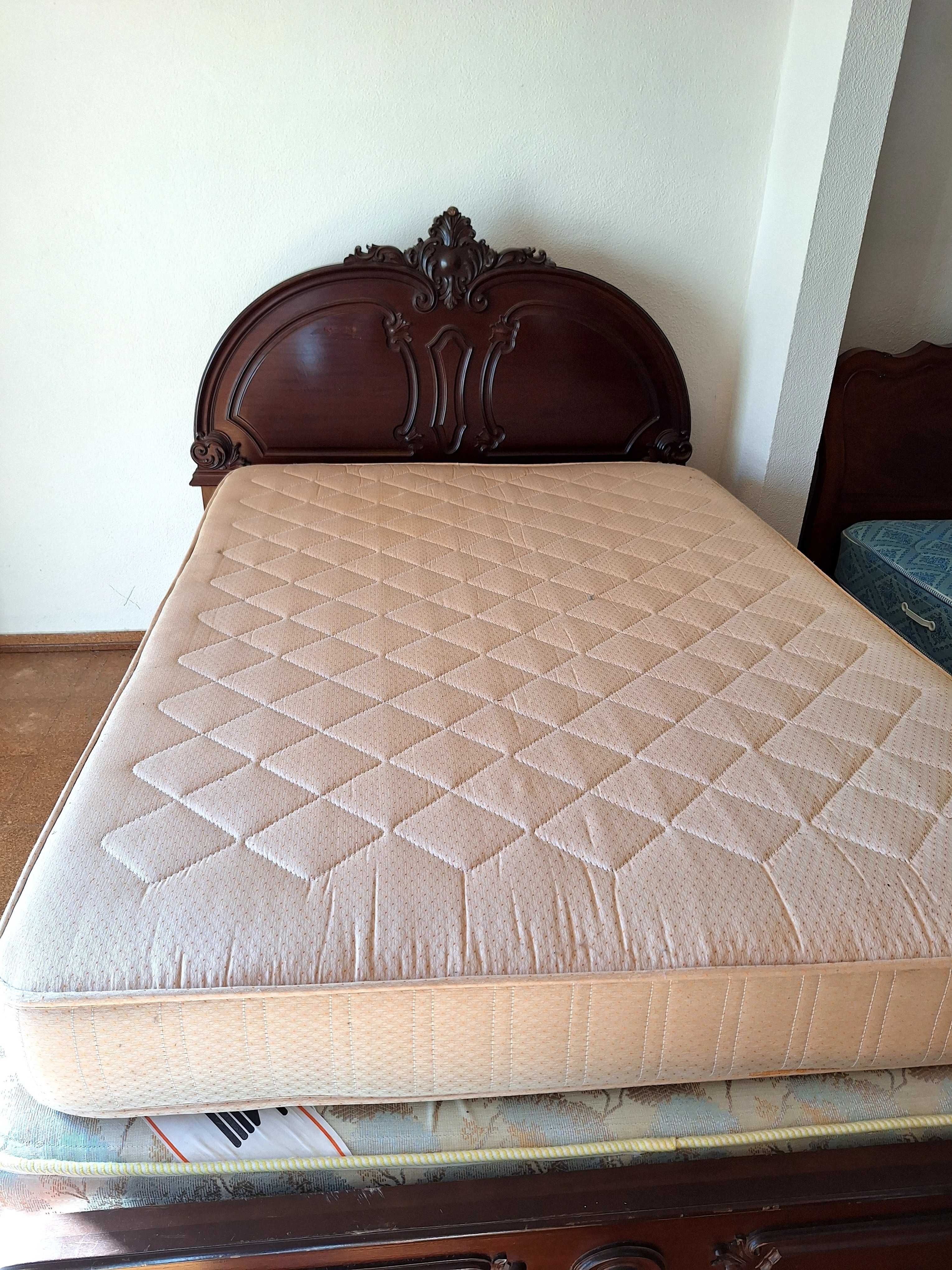 Cama de Casal Madeira Maçica Vintage em ótimo estado