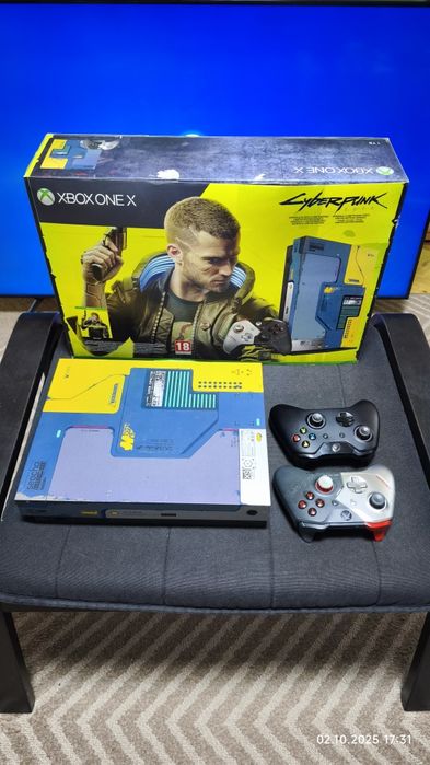 Xbox one x cyberpunk 2077 1tb + 2 pady