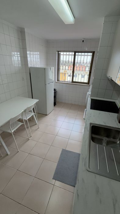Quarto p casal c/s filho mobiliado Queluz ao pé est. comboio ent. 11