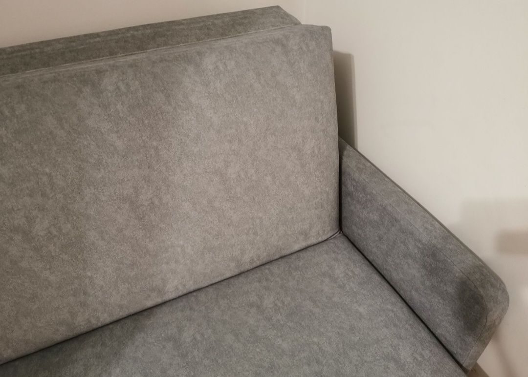 Rozkładana szara sofa z pojemnikiem na pościel