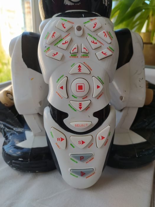 Робот електронний на пульті  в комплекті з батарейками