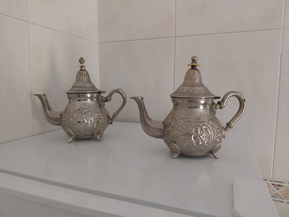 VENDO 2x Bules em Metal