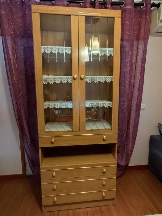 Cristaleira com gavetas