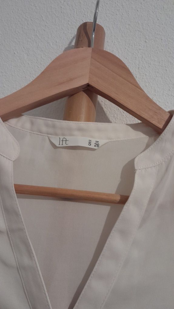 Blusa cavas bordadas com botões madrepérola