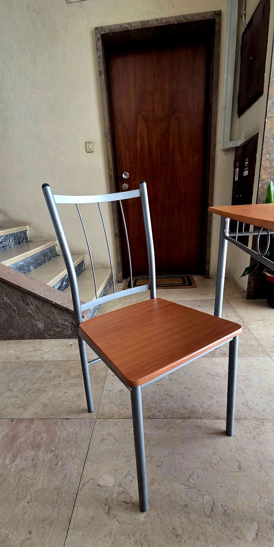 Vendo conjunto de mesa e 3 cadeiras.
