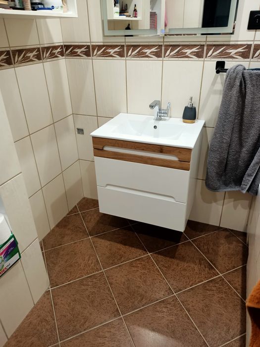 Szafka wisząca z umywalką 60 cm