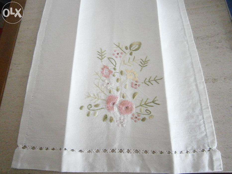 Conjunto toalhas bordadas em Linho