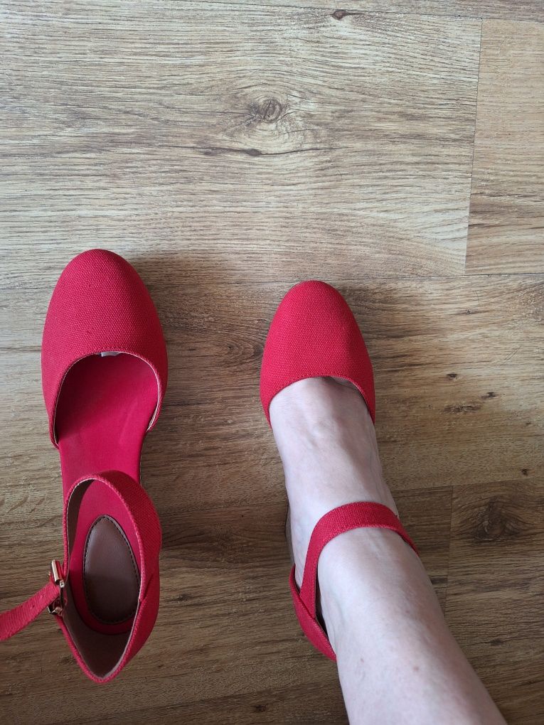 Nowe czerwone buty na koturnie 41