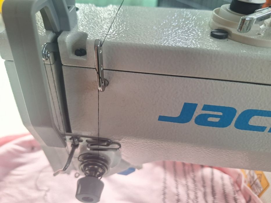 Maszyna przemyslowa jack zygzak 20u93z 
Maszyna użyta kilka razy. Stan