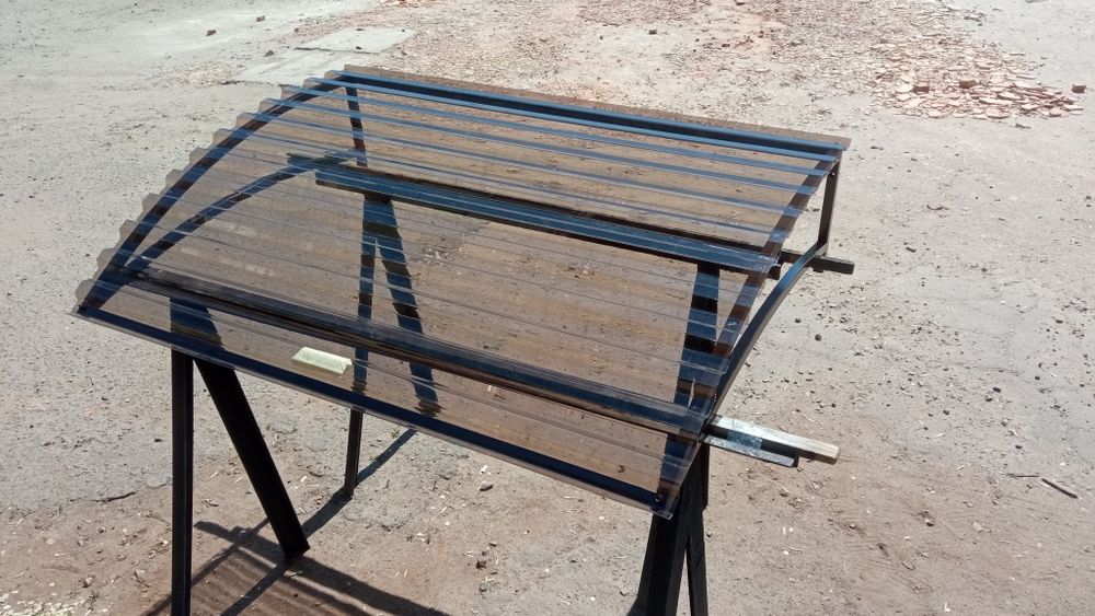 Піддашок над дверима.