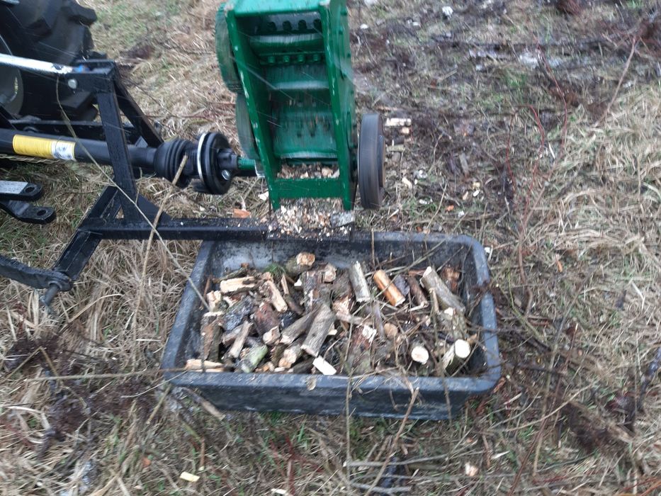 Wycinka drzew i krzewów . Prace ogrodnicze .glebogryzarki rębak