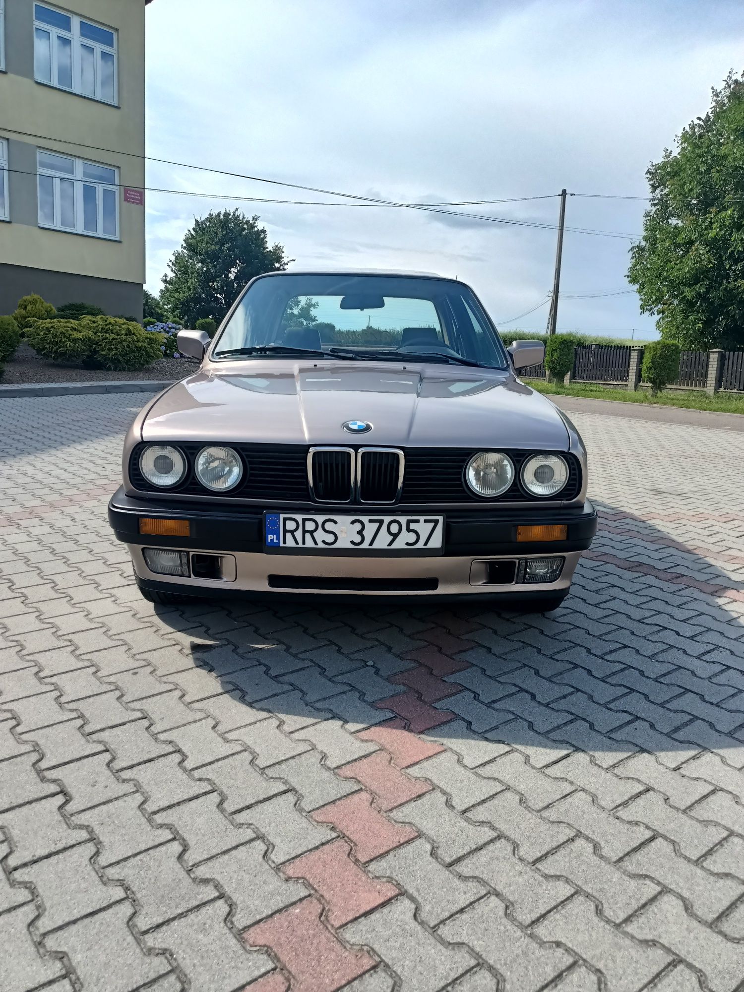BMW e30 4d sedan luxorbeige