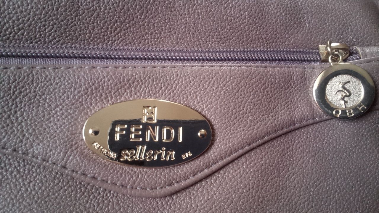 Жіноча сумочка-клатч Fendi з довгим ремінцем
