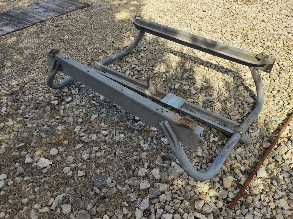 Kosz na dwa koła zapasowe do naczepy