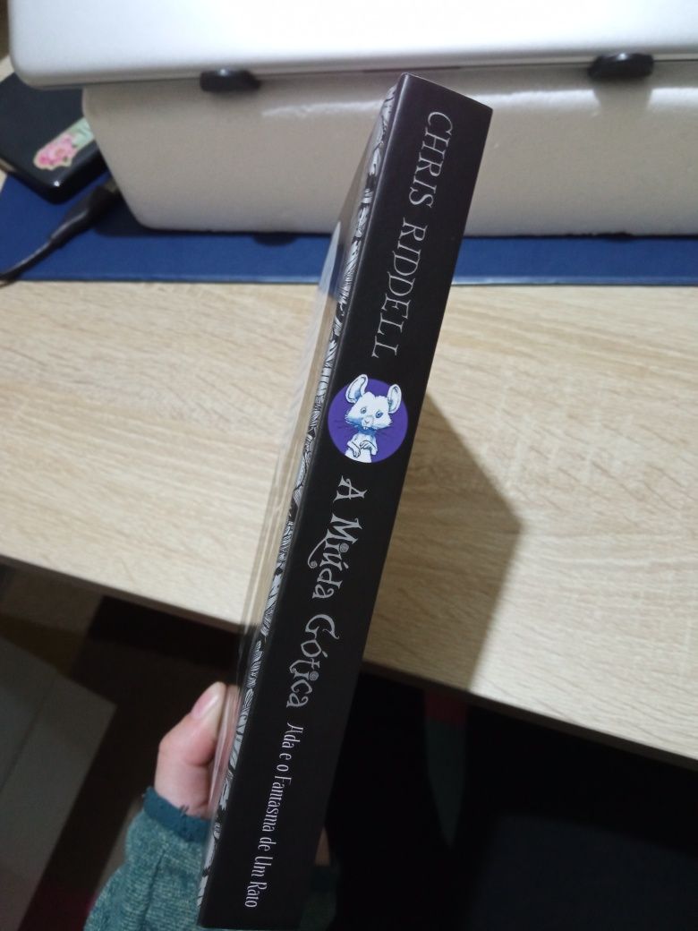 Livro "A Miúda Gótica"