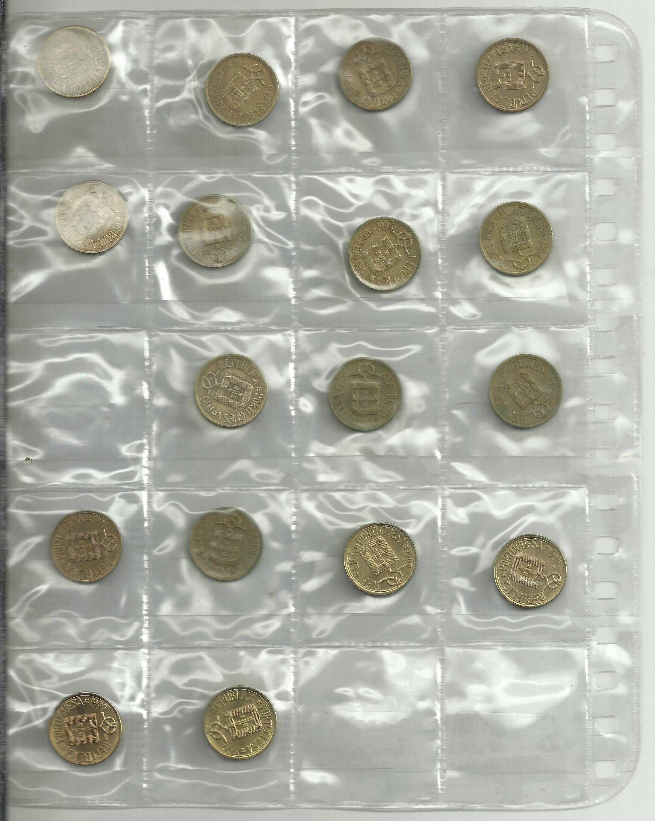 Lote com 67 moedas de 1, 5 e 10 escudos
