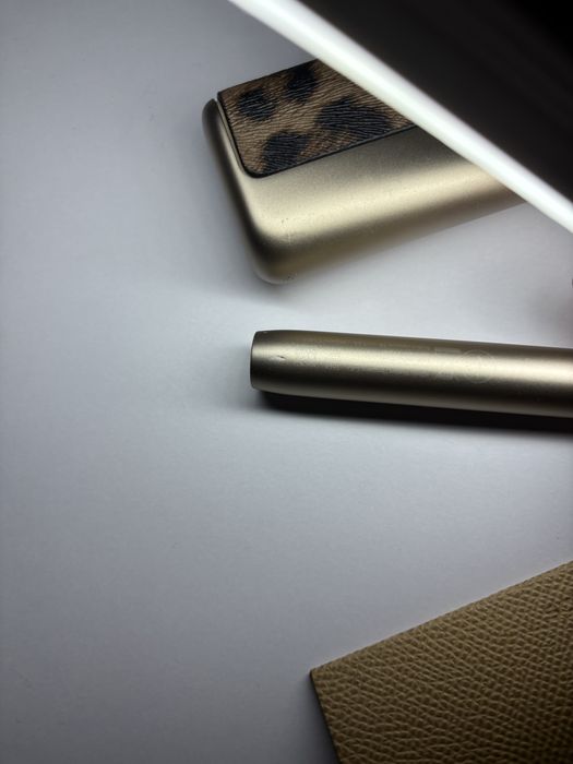 Зарядка павербанк в золотом цвете