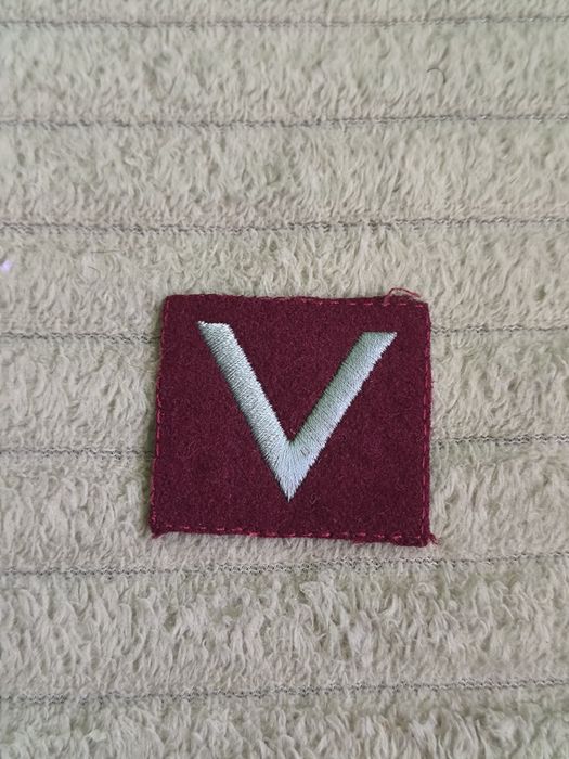 Dystynkcja sierżant na beret.