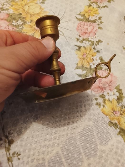 Suporte de metal antigo para vela de cera. Em bronze