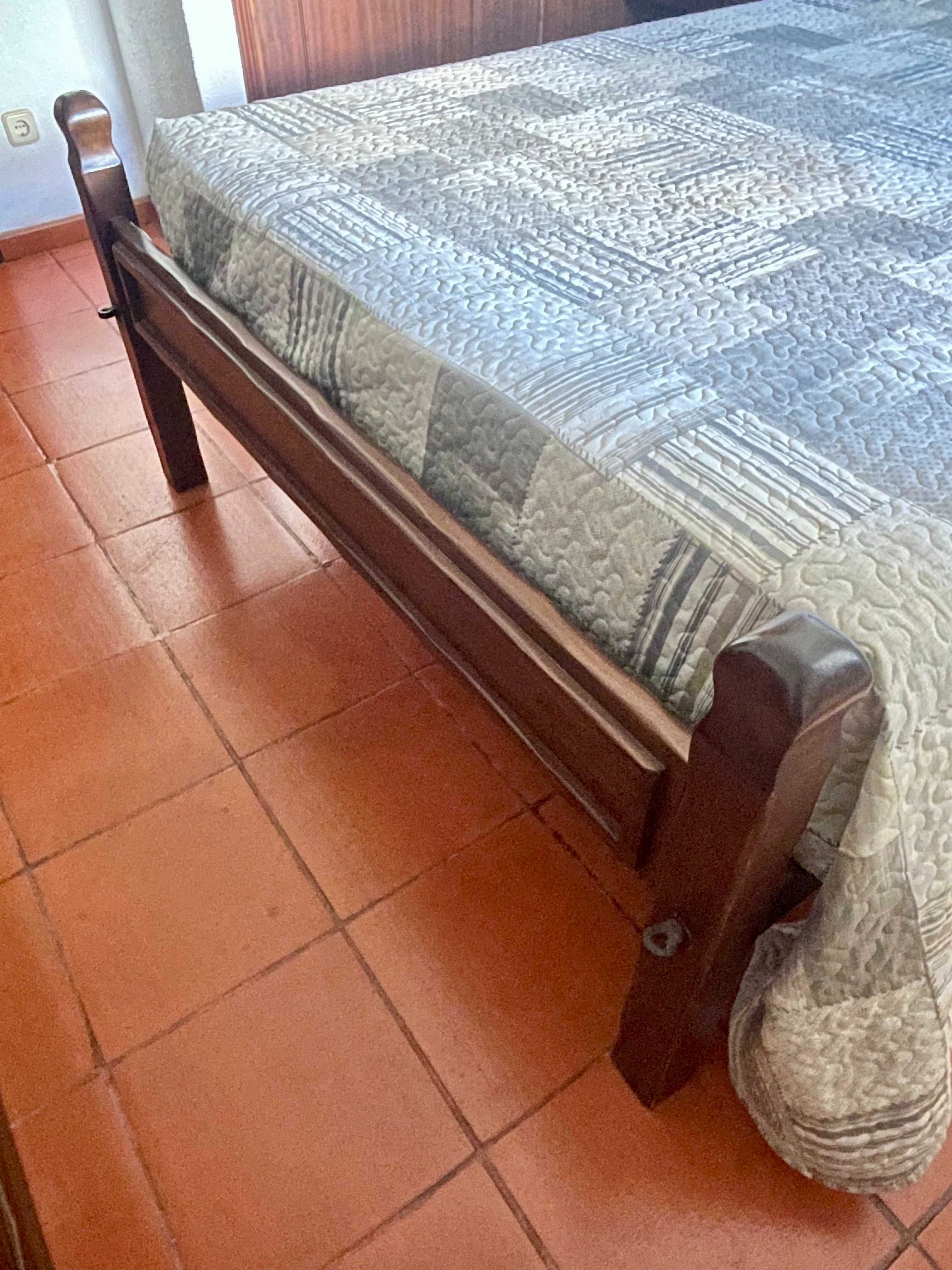 Mobilia quarto em madeira de Castanho