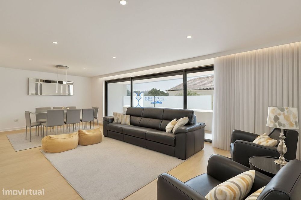 Excelente T3, Varandas, Terraços E Garagem Dupla–Calendário,Famali