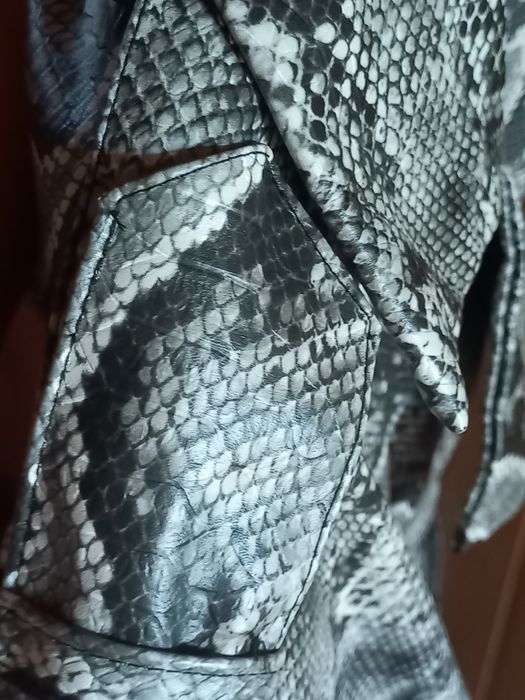 Плащ підшкіру пітона