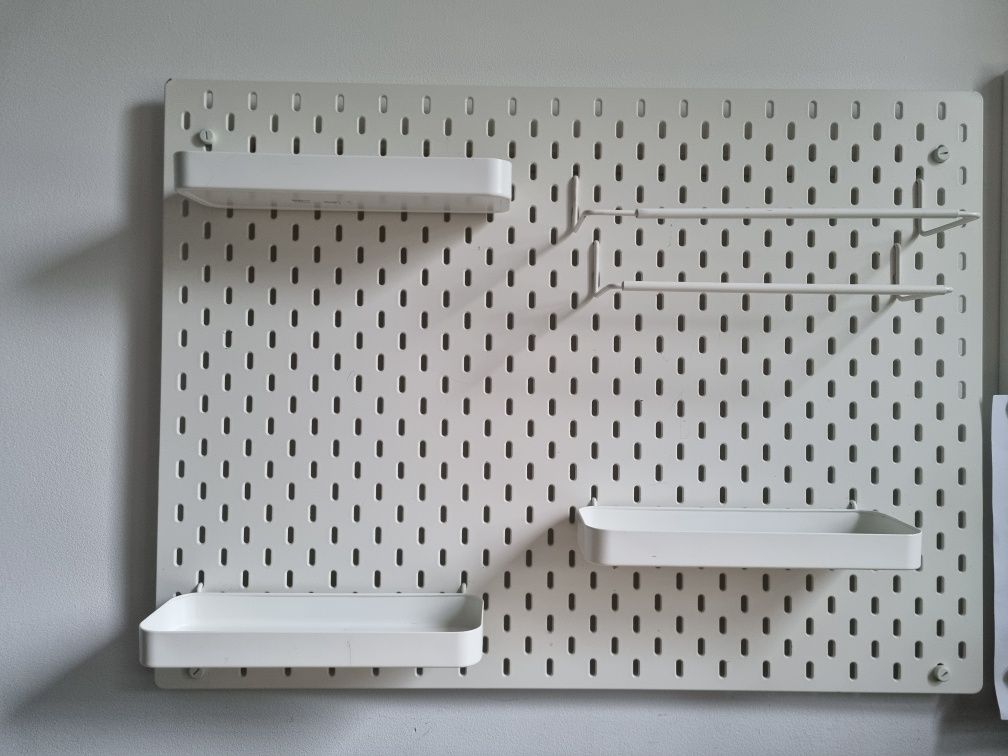 Tablica perforowana IKEA z 3 półeczkami