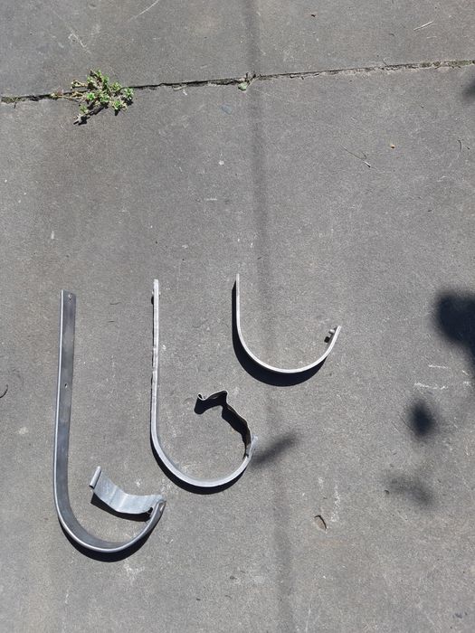 Продаються з нержавійки крюки/кроншиейни/ для ринви