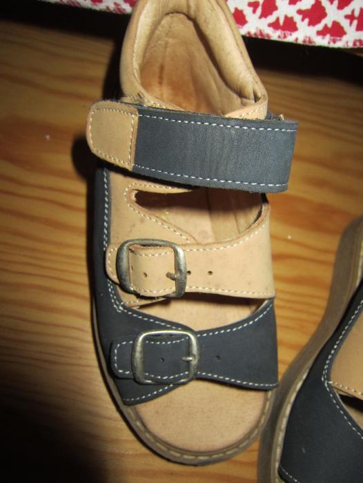 Sandálias de criança Azuis e Bejes Tamanho 26 NOVAS