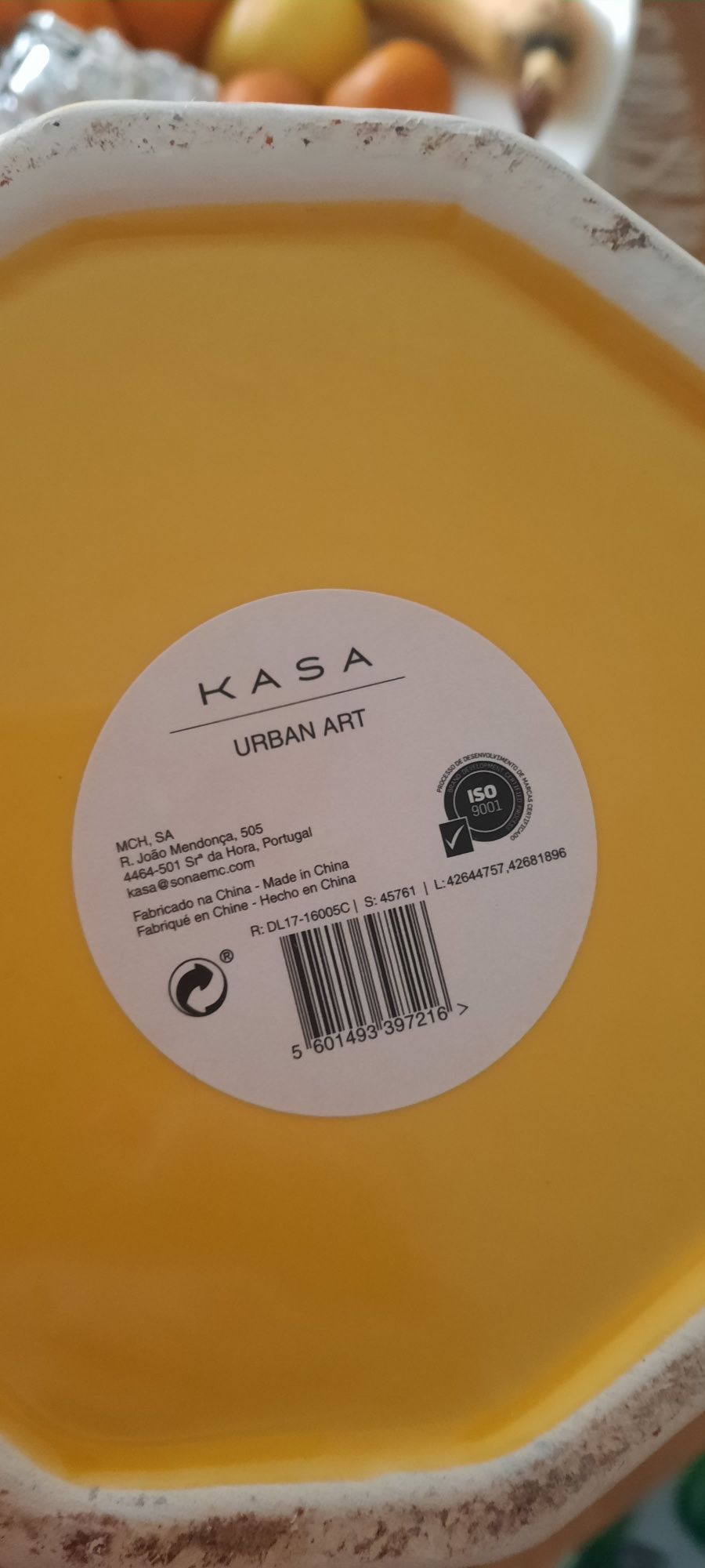 Jarra amarela marca Kasa medida nas fotos