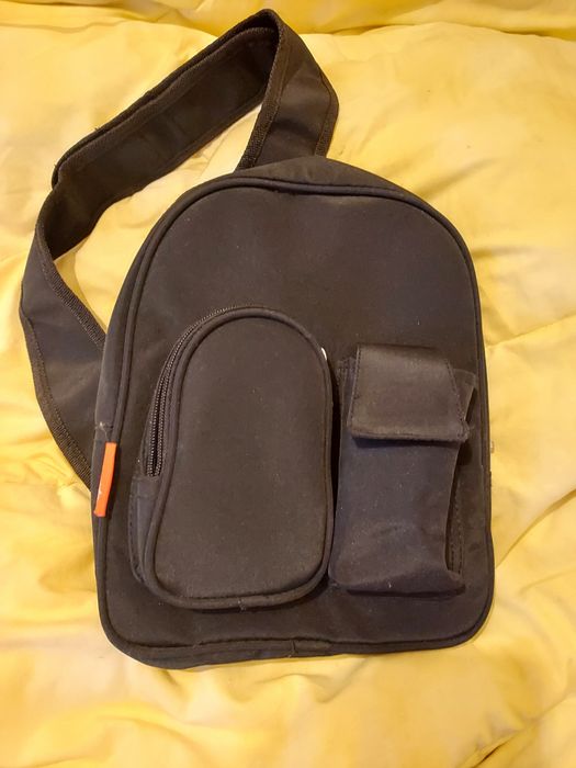 Mochila preta com alça.