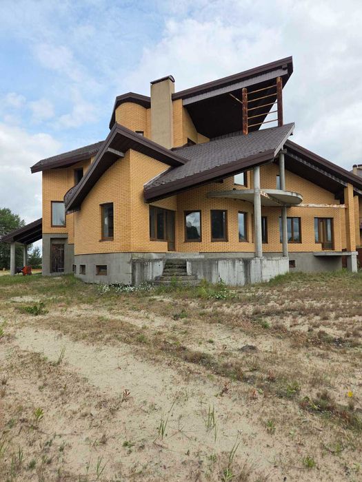 Будинок біля води. Будинок на березі Дніпра.