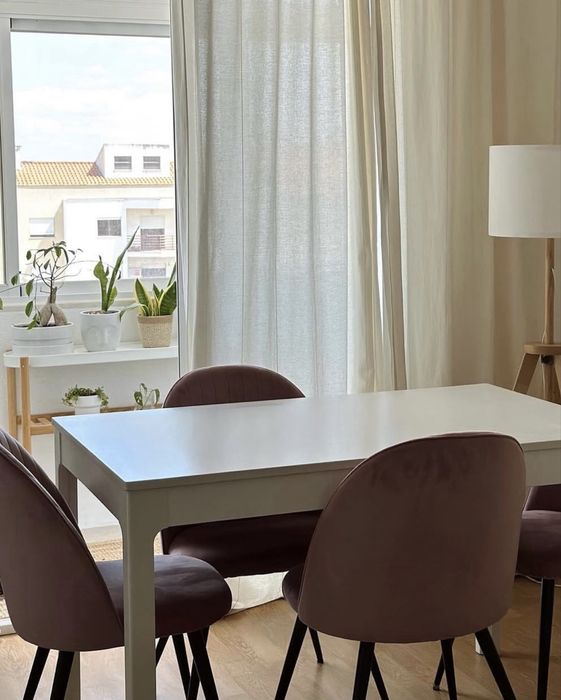 Mesa + 4 Cadeiras de sala de jantar rosa