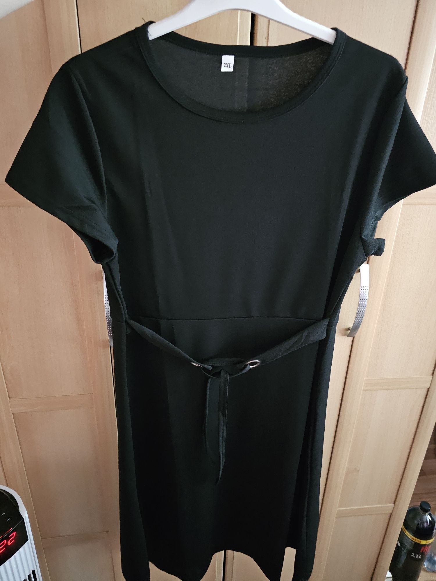 Czarna klasyczna sukienka z ozdobnym wiązaniem