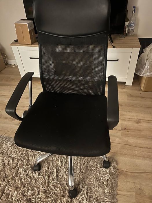 Nowoczesne krzesło biurowe – wygodne i w świetnym stanie!