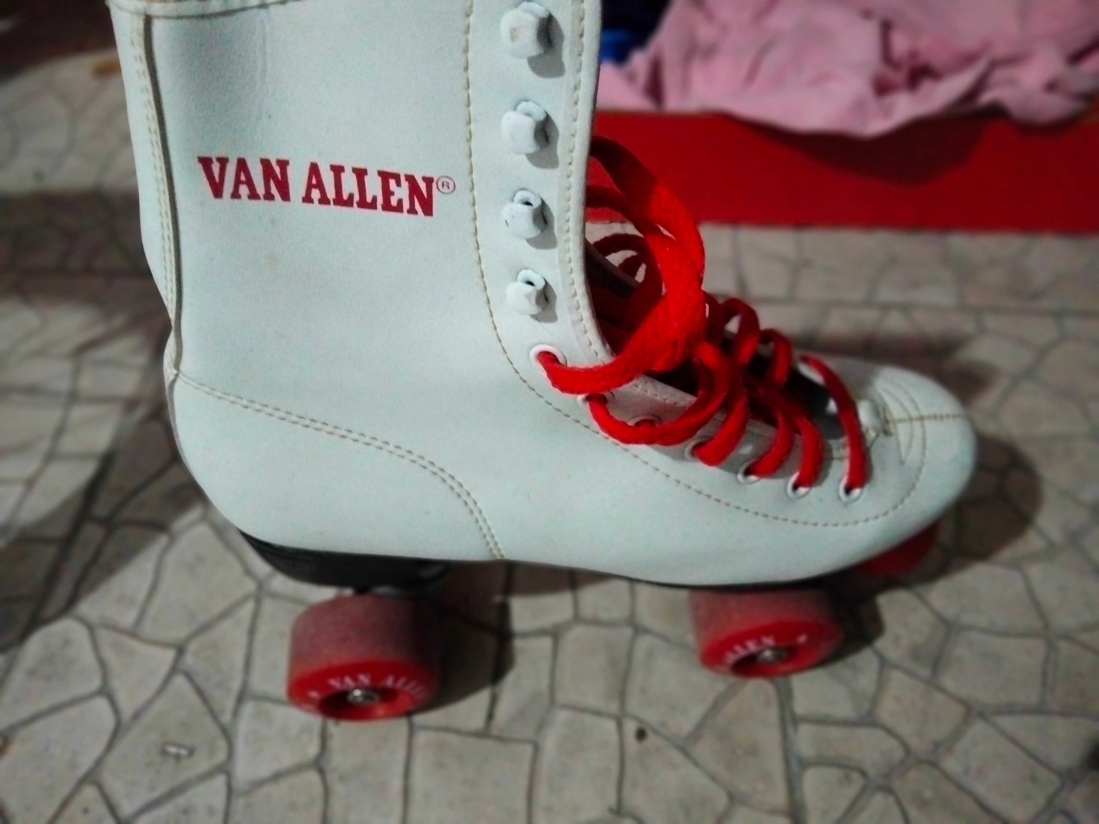 Patins brancos quatro rodas